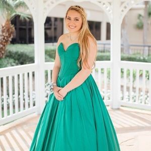 NEEDS TO BE GONE ASAP! Sherri emerald gown!
